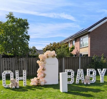 Lichtbak OH BABY bij gender reveal backdrop met teddyberen
