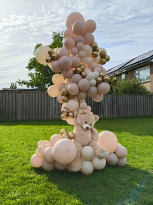Grote teddybeer in organische ballonstandaard