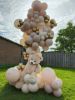 Close-up teddybeer in organische ballonnen